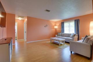 Colorful Cottage with Lanai 7 Mi to Cortez Beach! - 2