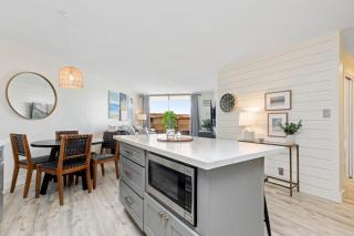 Aloha Chic Penthouse Vistas - 4