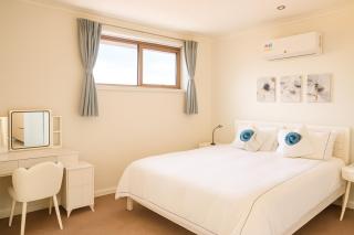 Stylish 4BR Easy CBD Access Walk to Train & Shops - 3