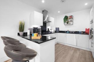 Spacious 6 Bedroom 2 Bath Serviced House with Parking in Denton Way - 9