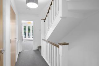 Spacious 6 Bedroom 2 Bath Serviced House with Parking in Denton Way - 2