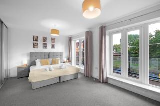Spacious 6 Bedroom 2 Bath Serviced House with Parking in Denton Way - 1