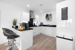 Spacious 6 Bedroom 2 Bath Serviced House with Parking in Denton Way - 3