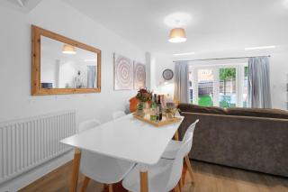 Spacious 6 Bedroom 2 Bath Serviced House with Parking in Denton Way - 6