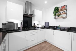 Spacious 6 Bedroom 2 Bath Serviced House with Parking in Denton Way - 1