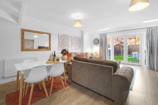 Spacious 6 Bedroom 2 Bath Serviced House with Parking in Denton Way - 8