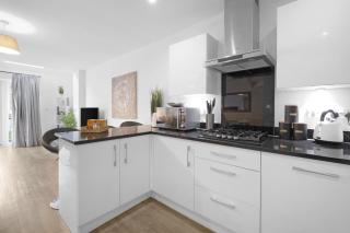 Spacious 6 Bedroom 2 Bath Serviced House with Parking in Denton Way - 5