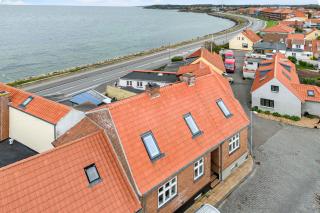 Spacious House With Sea Views From All Rooms - 9