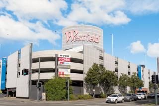 Liverpool 2 bedroom apartment with convenient transportation and surrounded by food - 5