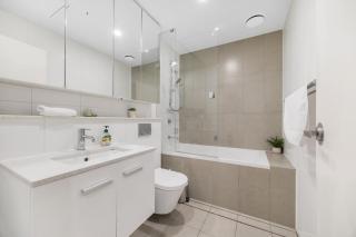 Liverpool 2 bedroom apartment with convenient transportation and surrounded by food - 4