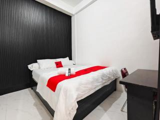 RedDoorz near RSUD dr Soewandhie 2 - 0