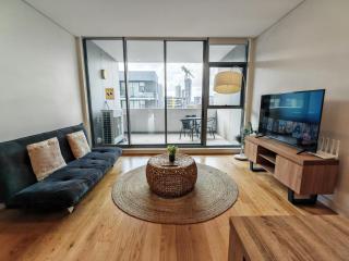 2BR apt close to MQ shopping centre and university - 0