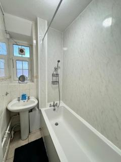 Spacious City Escape , Ground Floor, Sleeps 9 - 7