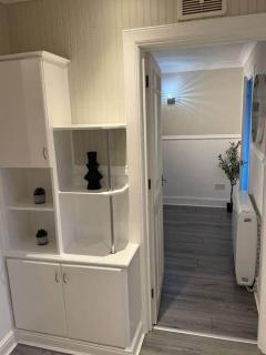 Modern 2BR Sleeps 4 Central Scotland with Parking - 4