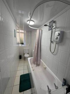 2BR Flat with Parking Near Glasgow Green and Parks - 2