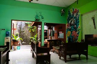 Sleepy Raccoon Hostel - 1