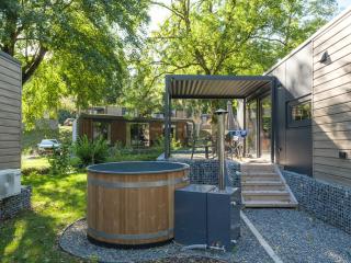 Luxury Sauwer Lodge with Private Hot Tub - 6 persons - 8