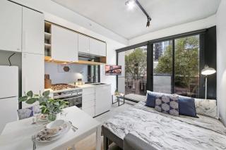Bright & Modern 2BR Apt Walk to Central - 9