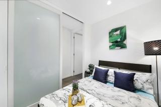 Bright & Modern 2BR Apt Walk to Central - 7