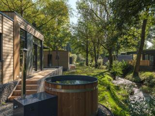 Cozy Mamer Lodge with Private Hot Tub - 4 Guests - 7
