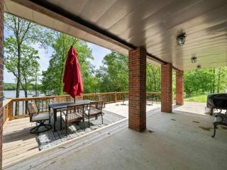 Lake Barkley Retreat - Newly Renovated - 5 BR - 5
