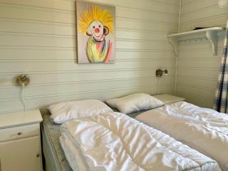 Spacious Stay With 3 Bedrooms And 2 Baths - 3