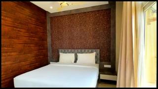 A Luxury Sea View Hotel - The B S Palace ! near Main temple & All main places - Fully Air Conditioned rooms with all Facilities & Amenities - Parking & Multi Cuisine Restaurant Availability - 5