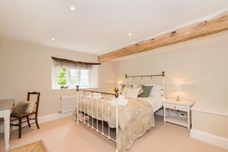 Charming Cotswold Cottage on Church Green, Witney - 9