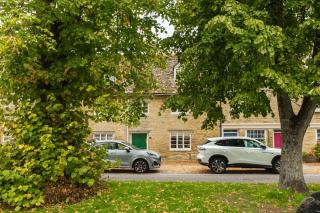 Charming Cotswold Cottage on Church Green, Witney - 2