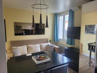 Paris par métro 4 - RER B - calme - patio privé - 0