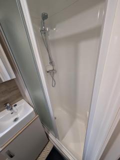 Elegant caravan home in Hampshire, United Kingdom 6 guests 2 bedroom 3 beds 1 sofa bed 2bathrooms - 7