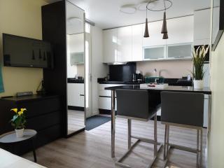 Paris par métro 4 - RER B - calme - patio privé - 2