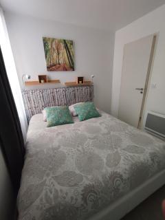 Paris par métro 4 - RER B - calme - patio privé - 1