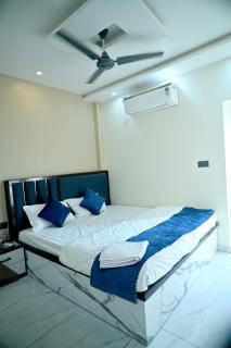 Hotel Krishna Kashi Diaries - 7