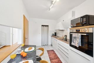 "Gelbe Koffer Vintage Maisonette" in Neunkirchen - 2 SZ - Self-Check-in - Parkplatz - Balkon - Badewanne - WLAN 250 Mbit - bis 4 Pers - zentrumsnah - 2