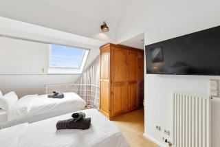"Gelbe Koffer Vintage Maisonette" in Neunkirchen - 2 SZ - Self-Check-in - Parkplatz - Balkon - Badewanne - WLAN 250 Mbit - bis 4 Pers - zentrumsnah - 3