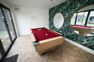 Modern 5-Bed Retreat with Parking - 8