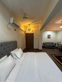 Deluxe 1BR Suite With Lift DHA PH 5 - 4