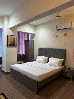 Deluxe 1BR Suite With Lift DHA PH 5 - 2