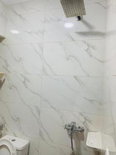 فيلا بقريه جرين بيتش 4 غرف وحمام سباحة خاص تشطيب السنه فرش مودرن - 2