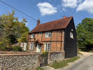 Pretty 2 Bedroom Cottage in Skirmett with Parking - 0
