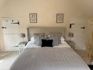 Pretty 2 Bedroom Cottage in Skirmett with Parking - 2