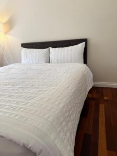 Brand new bedroom next to train station - 7