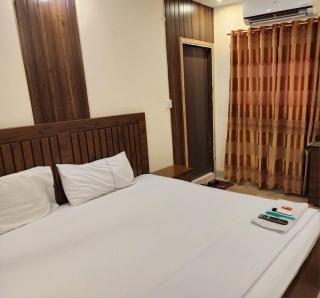 Hill View Guest House - Family Hotel at Central Location, near to Airport, Food Street and all amenities - 7