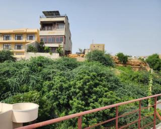 Hill View Guest House - Family Hotel at Central Location, near to Airport, NED University, Food Street and all amenities - 3