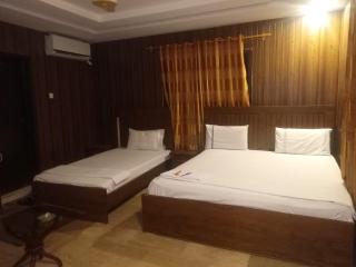 Hill View Guest House - Family Hotel at Central Location, near to Airport, NED University, Food Street and all amenities - 1