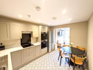 6 Bed Corporate House - 12 Pendennis Park - 0