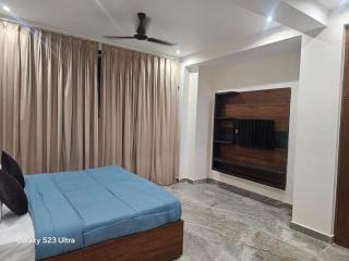 Host jatin lauxry pent house 3br roof top Restaurant open Terrace self cooking best mountain hills view kasauli 7o1827o7o3 - 7