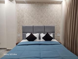 Host jatin lauxry pent house 3br roof top Restaurant open Terrace self cooking best mountain hills view kasauli 7o1827o7o3 - 6