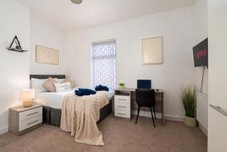 Spacious 4 bed - 4 en-suites - Parking - Discounts - 5